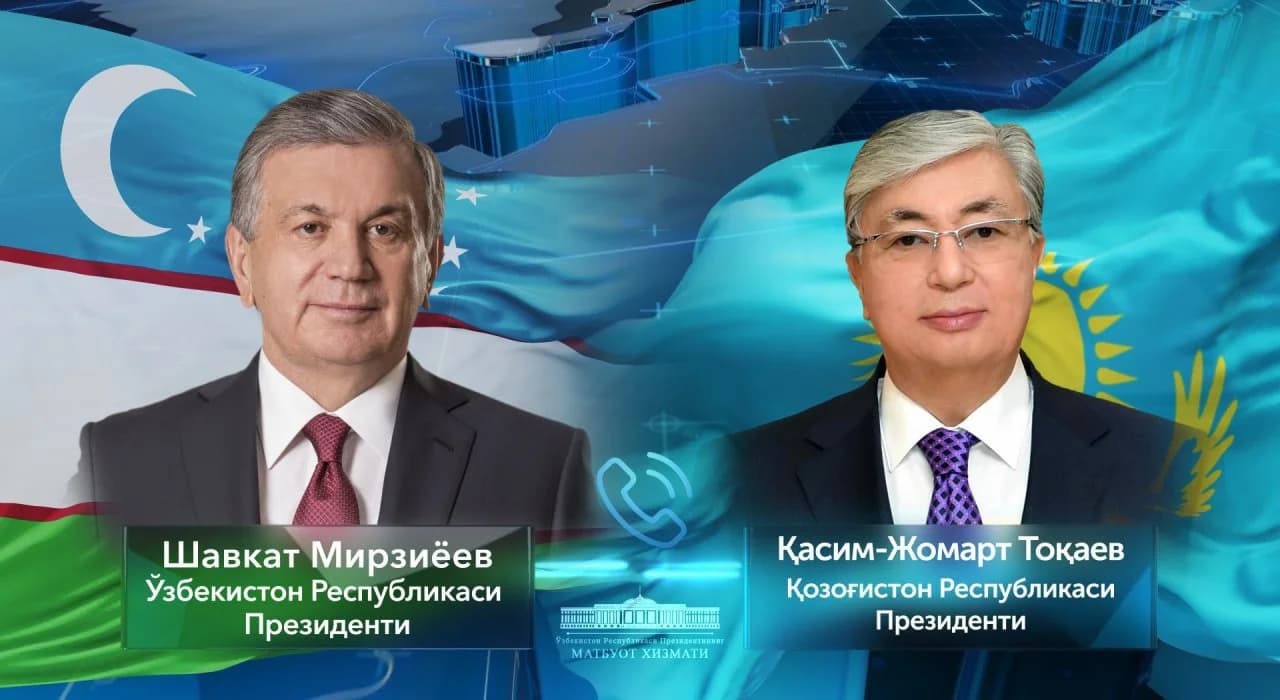 Ўзбекистон Президенти Шавкат Мирзиёев ва Қозоғистон Президенти Қасим-Жомарт Тоқаевнинг суратлари давлат байроқлари…